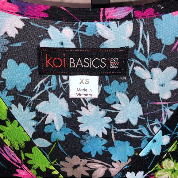 NWT Koi Basics multi color floral pattern V neck short sleeve scrub top - Picture 7 of 16